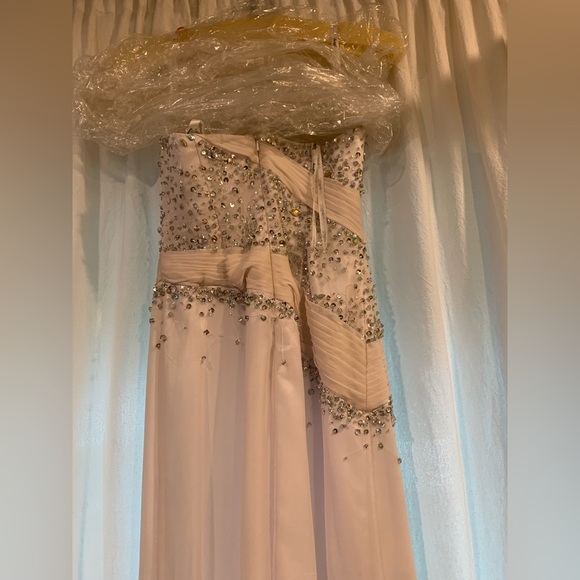 White formal gown. Strapless with sequence - Picture 2 of 4